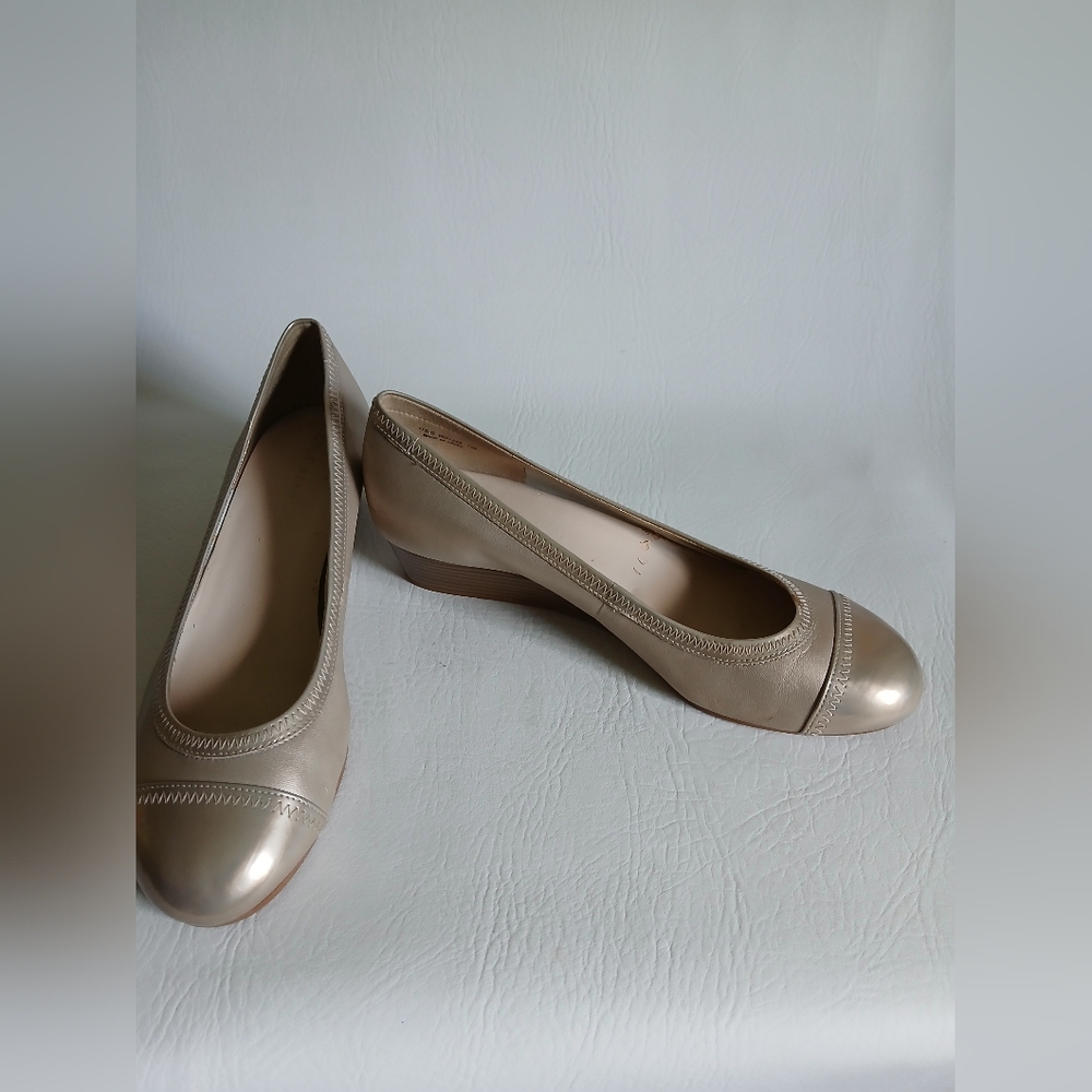 Women's Cole Haab Gold Rounded Toe Low Wedge Heel Shoes Sz7.5B